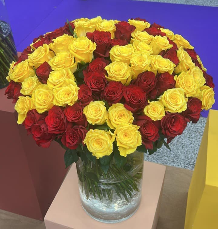 Sunkissed vase roses